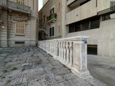 ...ed � anticipato da una piccola piazzola trapezoidale delimitata da una raffinata balaustra in marmo bianco